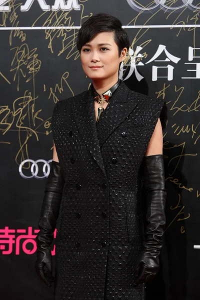 中国歌手 女演员李宇春出席2013年11月7日在中国上海举行的 3年宇宙大颁奖典礼时 在红毯上摆姿势 — 图库照片