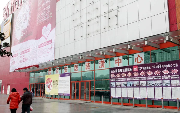 Pedestrians Walk Closed Furnishing Store Nanjing City East Chinas Jiangsu — Stock Photo, Image