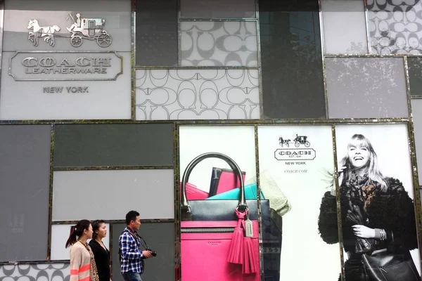 Yayalar Şangay Bir Otobüs Mağazasının Önünden Geçiyor Çin Ekim 2012 — Stok fotoğraf