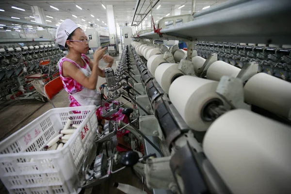 Női Kínai Munkavállaló Forog Pamut Fonalat Kell Exportálni Európába Egy — Stock Fotó