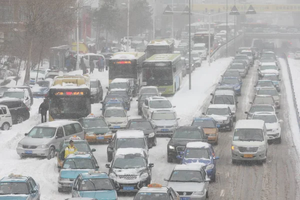 Masy Pojazdów Poruszają Się Powoli Korku Burzy Śnieżnym Mieście Harbin — Zdjęcie stockowe