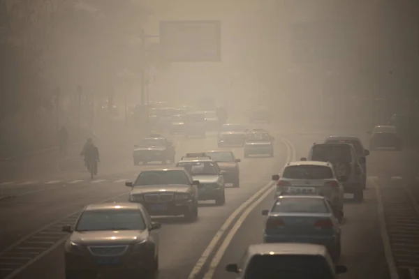 Automóviles Viajan Por Una Carretera Con Mucho Smog Ciudad Jilin —  Fotos de Stock