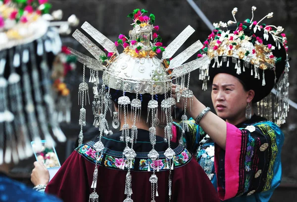 Chinesische Frauen Der Miao Ethnischen Minderheit Traditionellen Miao Kostümen Passen — Stockfoto