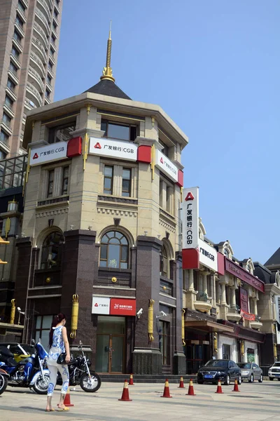 Des Piétons Passent Devant Une Succursale China Guangfa Bank Dalian — Photo