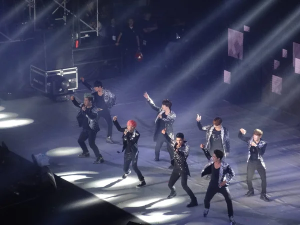 Miembros Del Grupo Surcoreano Super Junior Actúan Durante Concierto Gira — Foto de Stock