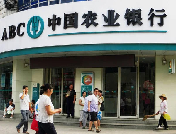 2013年8月20日 行人走过中国农业银行 Abc 位于中国中部湖北省宜昌的分行 — 图库照片