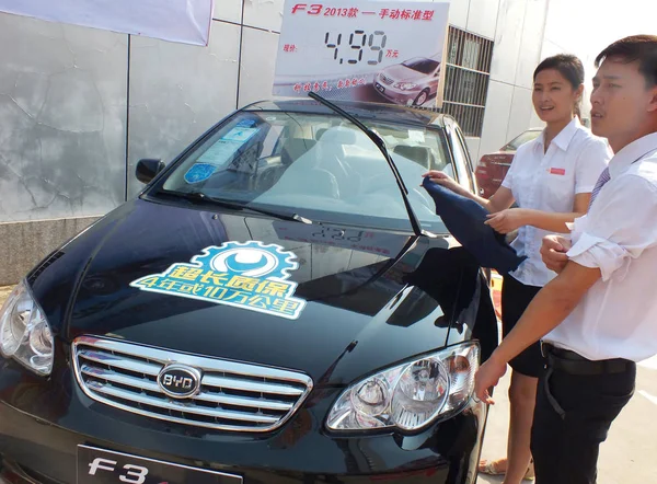 Chińskich Sprzedawców Kurz Byd Pokaz Auto Yichang Miasta Centralnej Prowincji — Zdjęcie stockowe