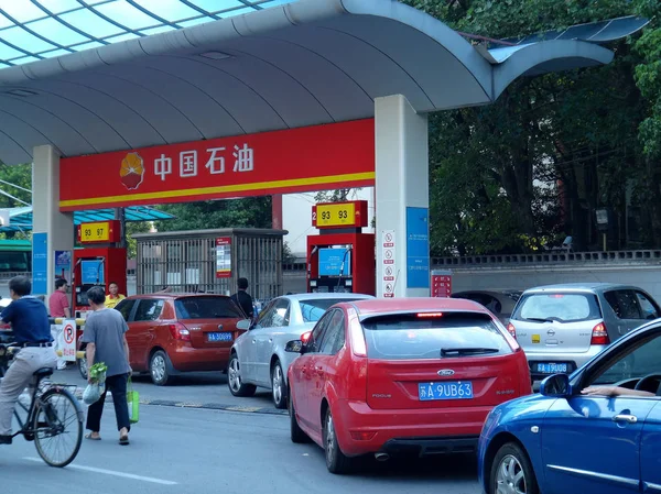 2013年8月30日 中石油母公司中石油的母公司中石油 Cnpc 的一家加油站排队加油 — 图库照片