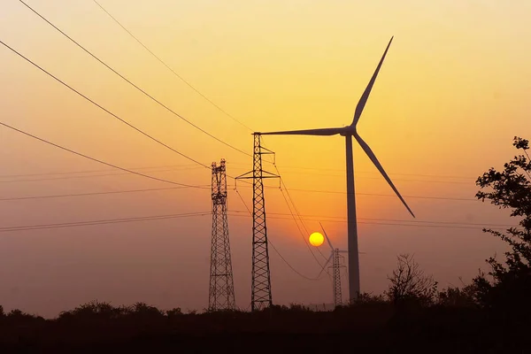 風塔は2011年4月23日 安徽省東部の安徽省龍源風力発電所で見られる — ストック写真