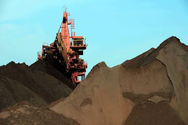 Una Máquina Descarga Mineral Hierro Puerto Rizhao Rizhao Provincia Chinas — Foto de Stock