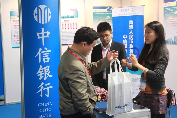 Kiinalaiset Työntekijät Nähdään Kiinan Citic Bankin Osastolla Shanghaissa Toukokuuta 2013 — kuvapankkivalokuva