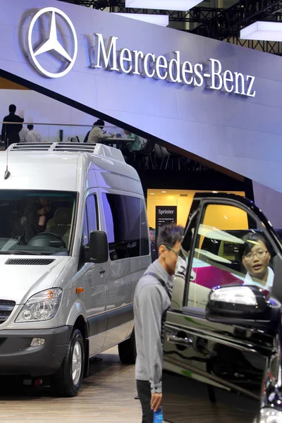 Návštěvníci Podívat Mercedes Benz Van Čína Guangzhou Mezinárodní Automobilové Výstavy — Stock fotografie