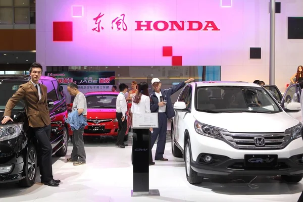 Los Visitantes Observan Los Coches Honda Stand Honda Durante Una —  Fotos de Stock