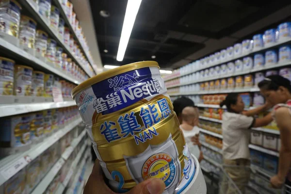 Clientes Chinos Compran Latas Leche Nestlé Polvo Supermercado Nantong Provincia — Foto de Stock