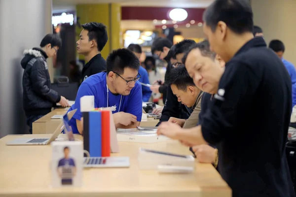 Κινέζοι Εργαζόμενοι Βοηθούν Τους Πελάτες Αγοράσουν Ipad Air Tablet Ένα — Φωτογραφία Αρχείου