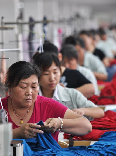 Trabajadoras Chinas Cosen Ropa Una Fábrica Binzhou Provincia Chinas Shandong — Foto de Stock