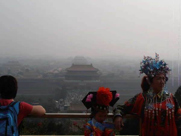 Vista Los Turistas Visitan Ciudad Prohibida Fuerte Smog Durante Día — Foto de Stock
