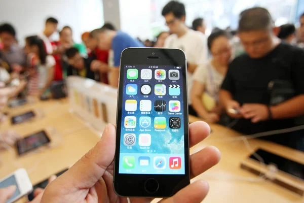 Chinese Customer Tries Out New Iphone Smartphone Apple Apple Store — Stock Photo, Image