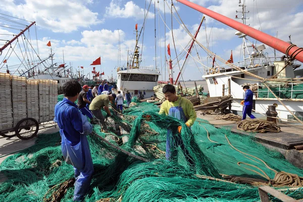 Pescadores Chineses Arrumam Redes Porto Zhoushan Antes Tufão Ataque Fitow — Fotografia de Stock