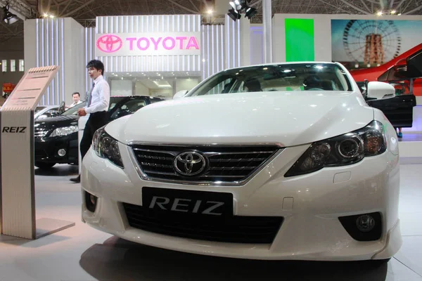Funcionário Passa Por Toyota Reiz Durante Uma Exposição Automóveis Haikou — Fotografia de Stock
