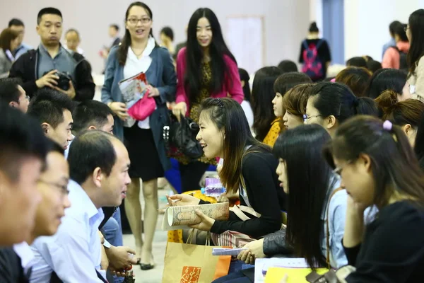 Unmarried Young Men Women Talk Matchmaking Event Shanghai China May — Stock Photo, Image