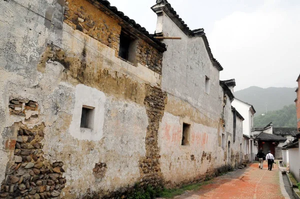 Touristen Spazieren Alten Gebäuden Longmen Dorf Kreis Fuyang Provinz Ostchina — Stockfoto