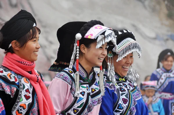Čínské Ženy Etnická Menšina Oblečená Tradičních Směje Během Oslavy Festivalu — Stock fotografie