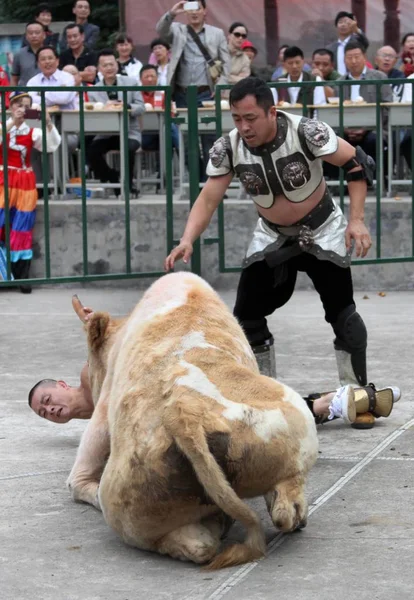 Ein Chinesischer Stierkämpfer Kämpft Mit Einem Stier Während Des Stierkampffestes — Stockfoto