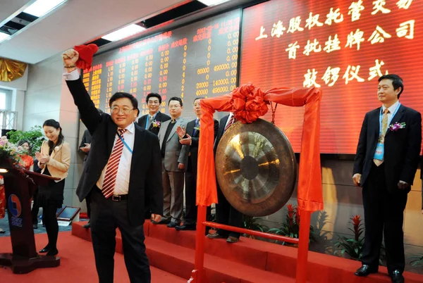 Vertegenwoordiger Van Een Bedrijf Verslaat Een Gong Tijdens Openingsceremonie Van — Stockfoto