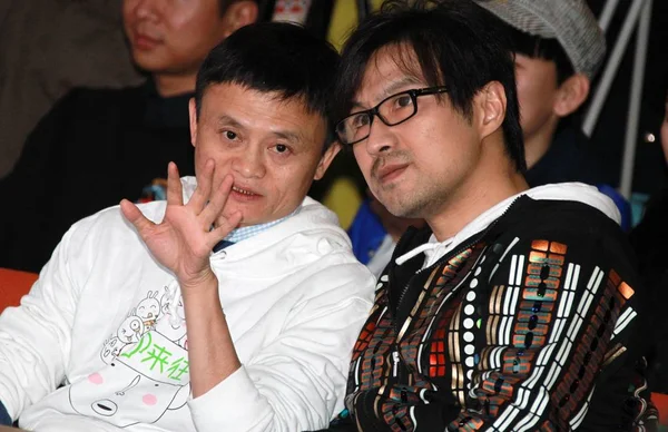 Jack Yun Gauche Président Groupe Alibaba Entretient Avec Chanteur Chinois — Photo