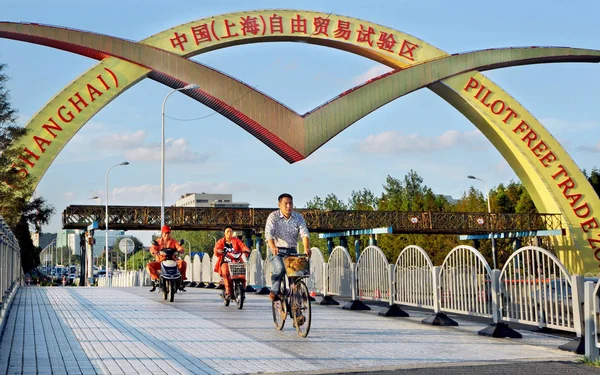 Ciclistas Chinos Viajan Bajo Una Señal Bienvenida Zona Franca Piloto — Foto de Stock