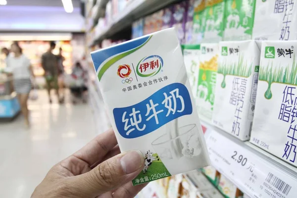 Cliente Chino Compra Una Caja Leche Pura Yili Supermercado Xuchang — Foto de Stock