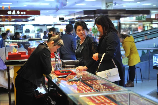 2013年11月3日 中国客户在山东省日照一家珠宝店购买金饰 — 图库照片