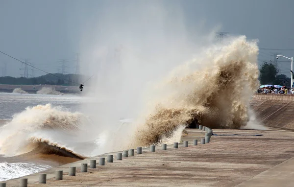 Dev Gelgit Dalgaları Haining Zhejiang Eyaleti Eylül 2013 Qiantang Nehir — Stok fotoğraf