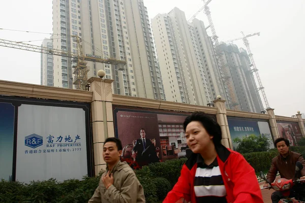 Ciclistas Chinos Pasan Por Sitio Construcción Proyecto Apartamentos Residenciales Desarrollado — Foto de Stock