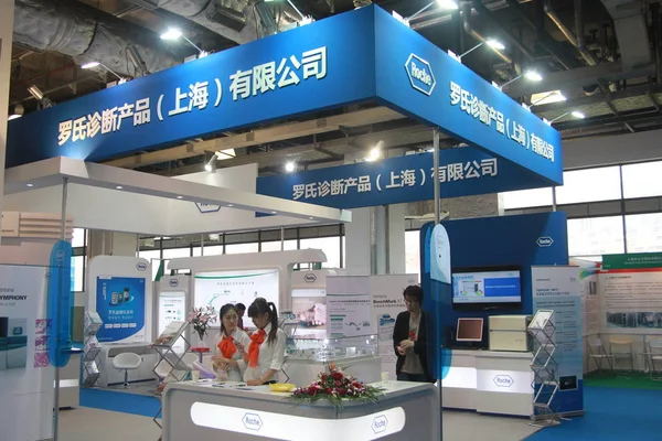 Pessoas Visitam Estande Roche Pharma Research Early Development China Durante — Fotografia de Stock