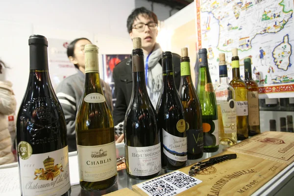 Visitatori Guardano Vino Importato Dalla Francia Altri Paesi Una Fiera — Foto Stock