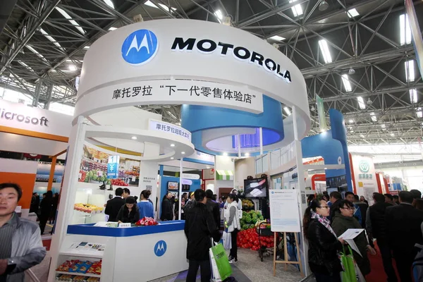 Persone Visitano Stand Motorola Durante Una Mostra Tianjin Cina Novembre — Foto Stock