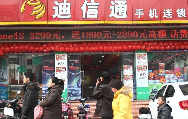 Des Piétons Passent Devant Magasin Détail Téléphonie Mobile Chinois Phone — Photo