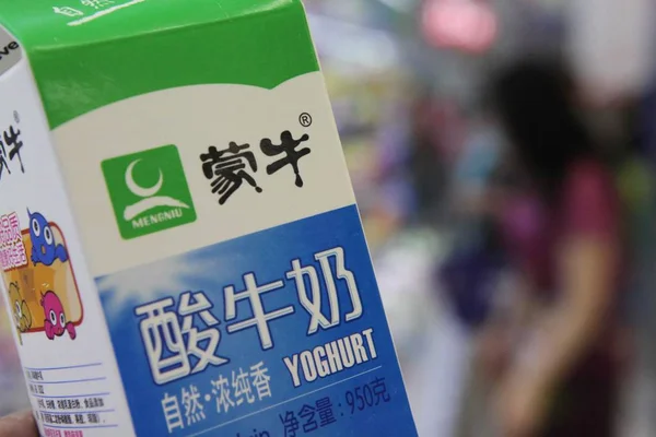 Chinese Customer Buys Carton Mengniu Yogurt Supermarket Ganyu County East — Stock Photo, Image