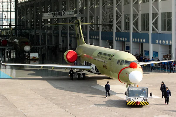 中国の技術者は 中国最初の国産リージョナルジェット シート Arj21 700 中国の民間航空機株式会社 Comac の格納庫のうち バオシャン地区 月31日に1組を取ります — ストック写真