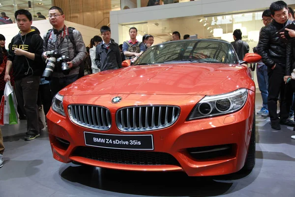 Visitors Look Bmw Sdrive 35Is 15Th Shanghai International Automobile Industry — Stock Photo, Image