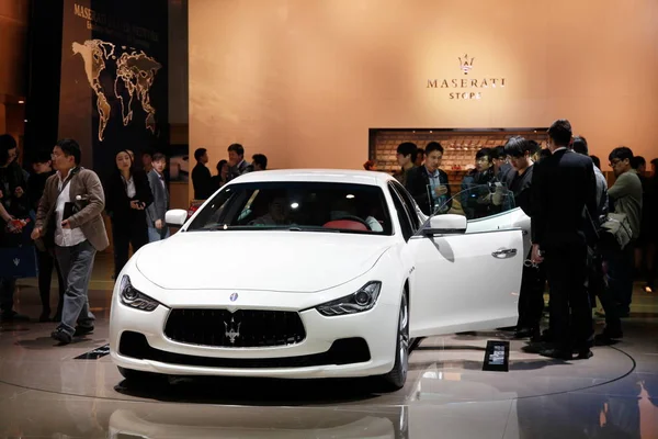 Los Visitantes Prueban Miran Coche Maserati Durante 15ª Exposición Internacional — Foto de Stock