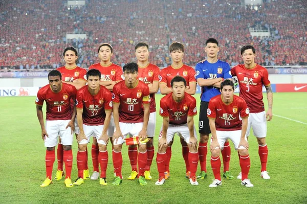 中国広州恒大足球 のサッカー選手が 2013 日南中国広東省広州市で日本柏レイソル 2013 Afc チャンピオンズ リーグの準決勝の第 試合前にグループ写真のポーズします — ストック写真