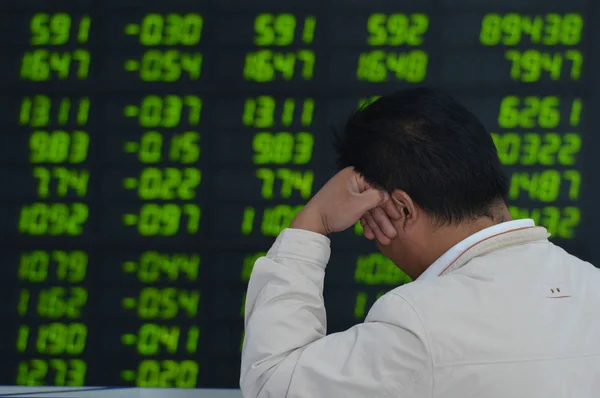 懸念される中国人投資家は Fuyang 市の株式仲買家 東中国安徽州 10月16日に 2013の株価格を見ています — ストック写真