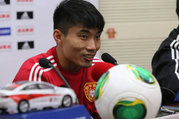 2013年11月14日 中国国家男子足球队的郑志在中国陕西省西北部西安市举行的 5年亚洲杯与印尼的资格赛新闻发布会上发表讲话 — 图库照片