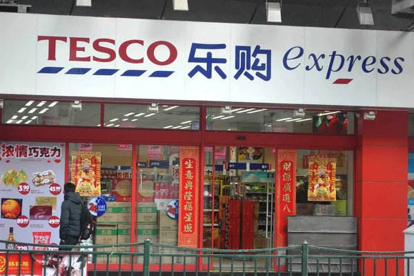 Pedestrian Walks Tesco Express Supermarket Shanghai China February 2013 — Stok Foto