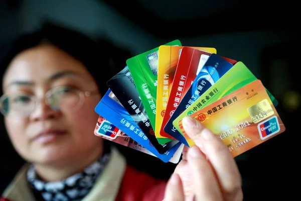 Bestand Een Chinese Kaarthouder Toont Haar Bankkaarten Met Bewegwijzering Van — Stockfoto