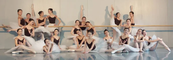 Chinesische Absolventen Der Ballettfakultät Der Beijing Dance Academy Posieren Für — Stockfoto