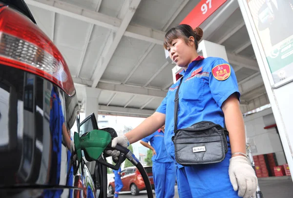 Employee Refuels Car Gas Station Sinopec Linan East Chinas Zhejiang — Stock Photo, Image